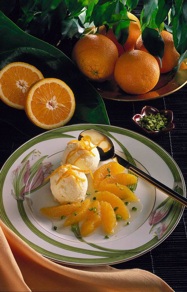 Joghurt-Orangen-Eis mit Akazienhonig Rezept | LECKER