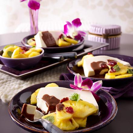 Joghurt Panna Cotta mit heißer Schokoladensoße und marinierten Früchten Rezept Joghurt Panna Cotta mit heißer Schokoladensoße und marinierten Früchten Rezept