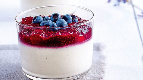 Joghurt-Pannacotta mit roter Grütze Rezept - Foto: House of Food / Bauer Food Experts KG