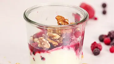 Joghurt mit Beeren und Walnüssen Joghurt mit Beeren und Walnüssen