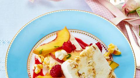 Joghurt-Popcorn-Eis mit Pfirsichsalat Rezept - Foto: House of Food / Bauer Food Experts KG