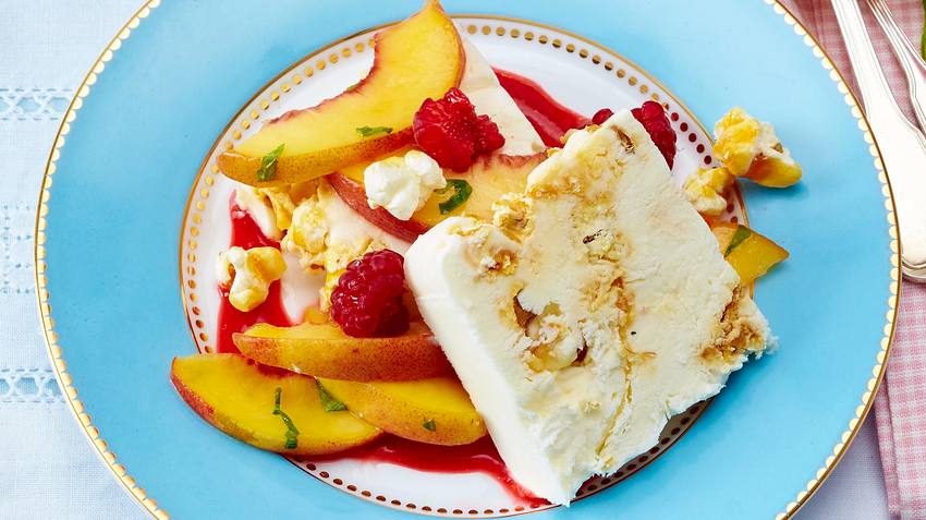 Joghurt-Popcorn-Eis mit Pfirsichsalat Rezept - Foto: House of Food / Bauer Food Experts KG