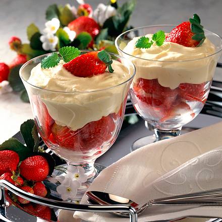 Joghurt Quarkcreme Mit Frischen Erdbeeren Rezept Lecker