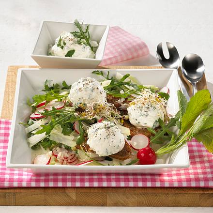 Joghurt-Rucola-Bällchen auf Salat Rezept Joghurt-Rucola-Bällchen auf Salat Rezept