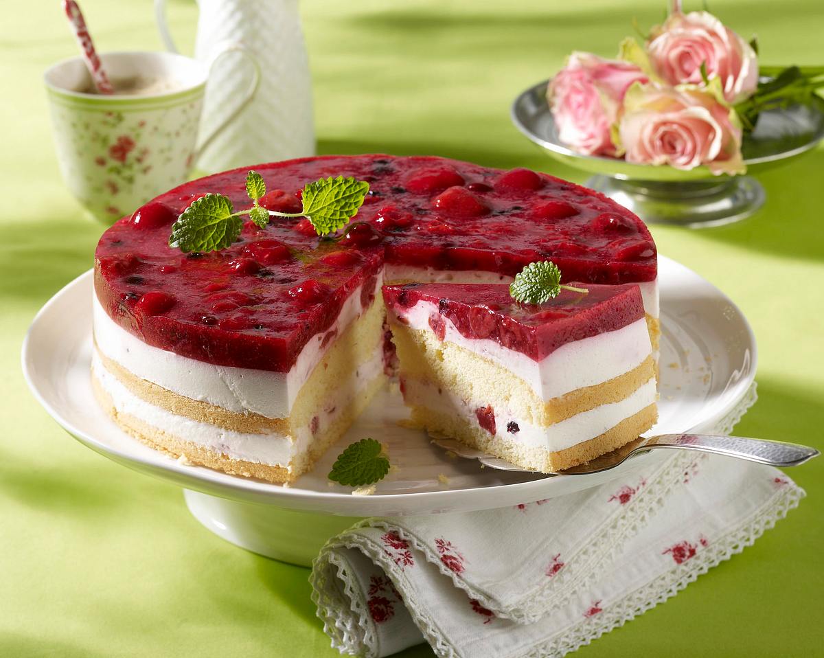 Joghurt-Sahnetorte mit Grütze Rezept