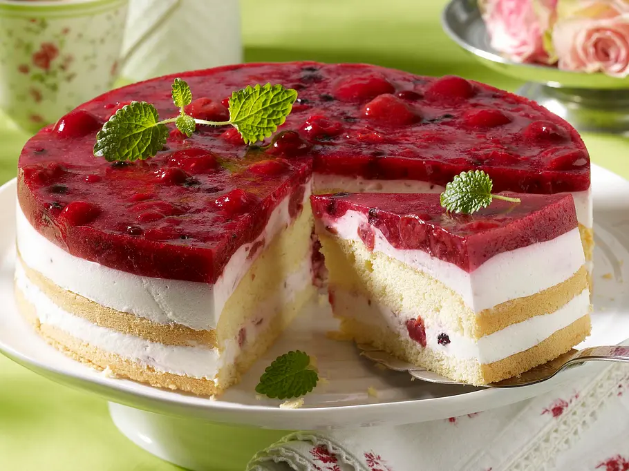 Joghurt-Sahnetorte mit Grütze Rezept Joghurt-Sahnetorte mit Grütze Rezept