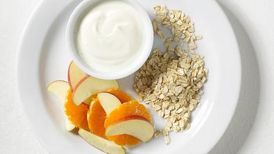 Joghurt-Schale mit Apfel und Haferflocken Rezept - Foto: LECKER @ Bauer Media Group