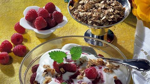 Joghurt-Schmand-Creme mit Himbeeren und gerösteten Haferflocken Rezept - Foto: Maass