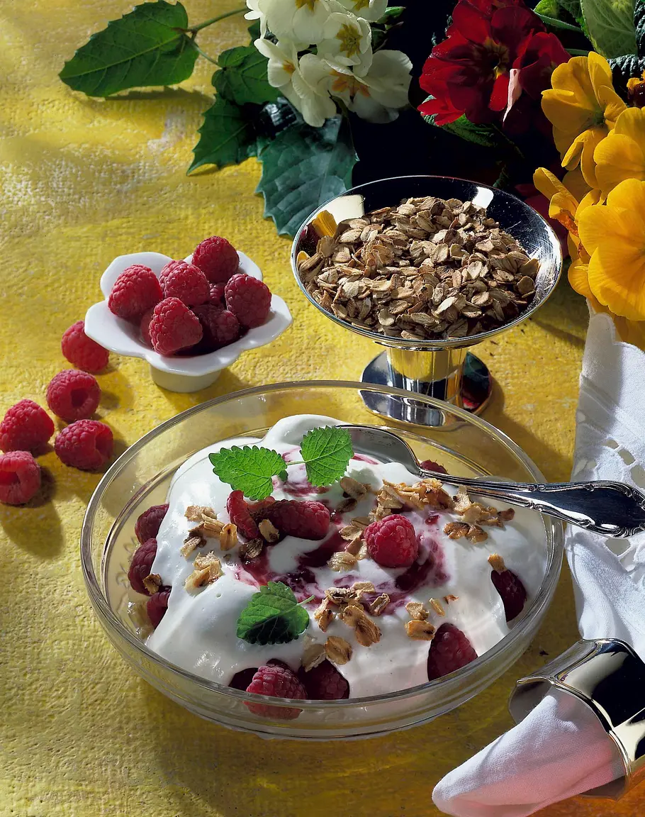 Joghurt-Schmand-Creme mit Himbeeren und gerösteten Haferflocken Rezept Joghurt-Schmand-Creme mit Himbeeren und gerösteten Haferflocken Rezept
