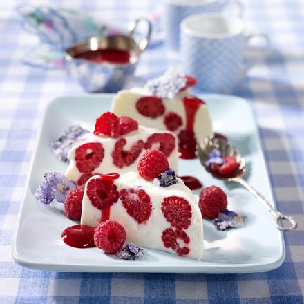 Joghurt Timbale Mit Gezuckerten Blueten