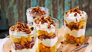4 Schraubgläser gefüllt mit geschichtetem Joghurt-Apfel-Trifle und goldbraunen Streuseln - Foto: LECKER @ Bauer Media Group 4 Schraubgläser gefüllt mit geschichtetem Joghurt-Apfel-Trifle und goldbraunen Streuseln - Foto: LECKER @ Bauer Media Group
