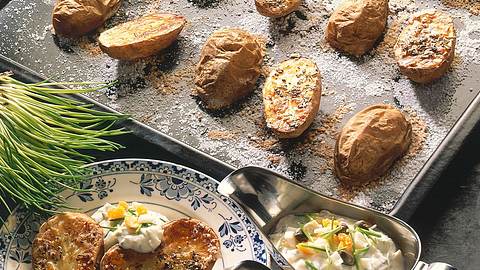 Joghurt- und Quark-Dip zu Ofenkartoffeln Rezept - Foto: Horn