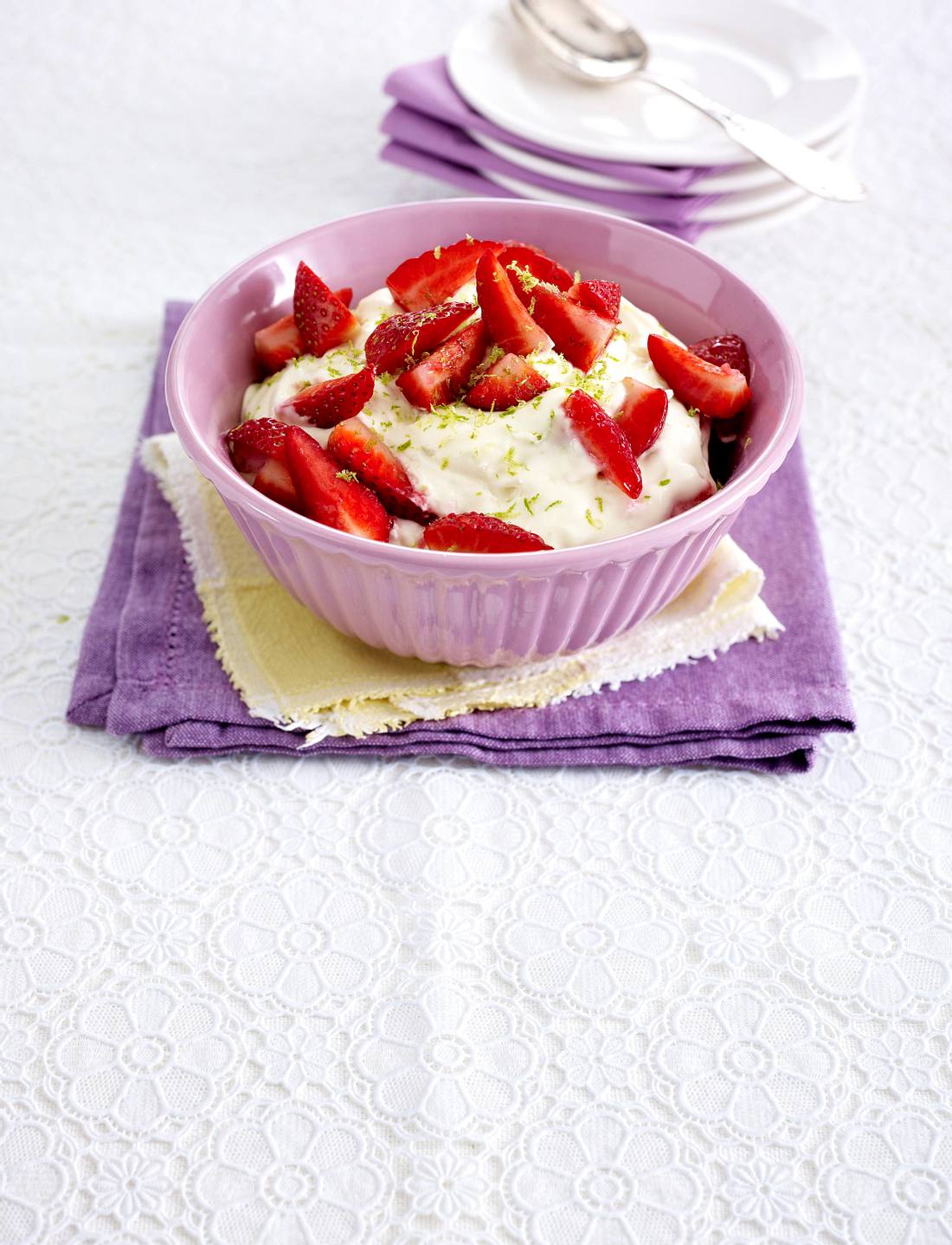 Joghurtcreme mit Baiser und Erdbeeren Rezept | LECKER