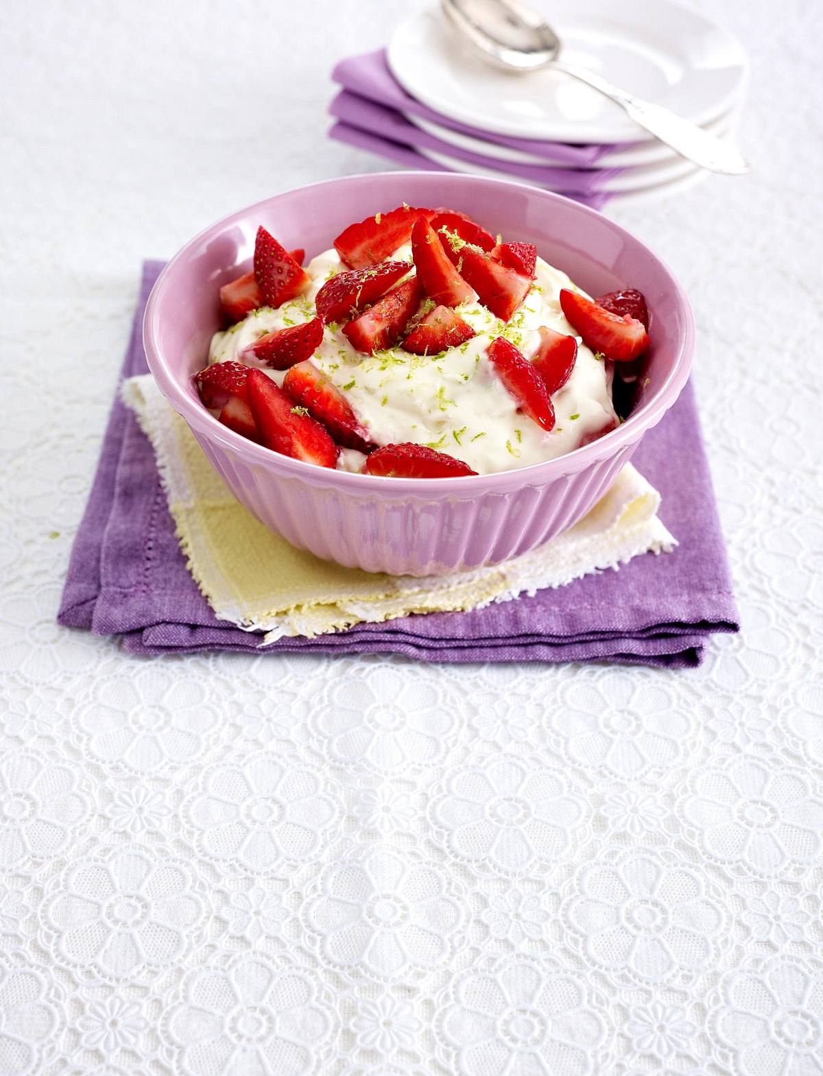 Joghurtcreme mit Baiser und Erdbeeren Rezept