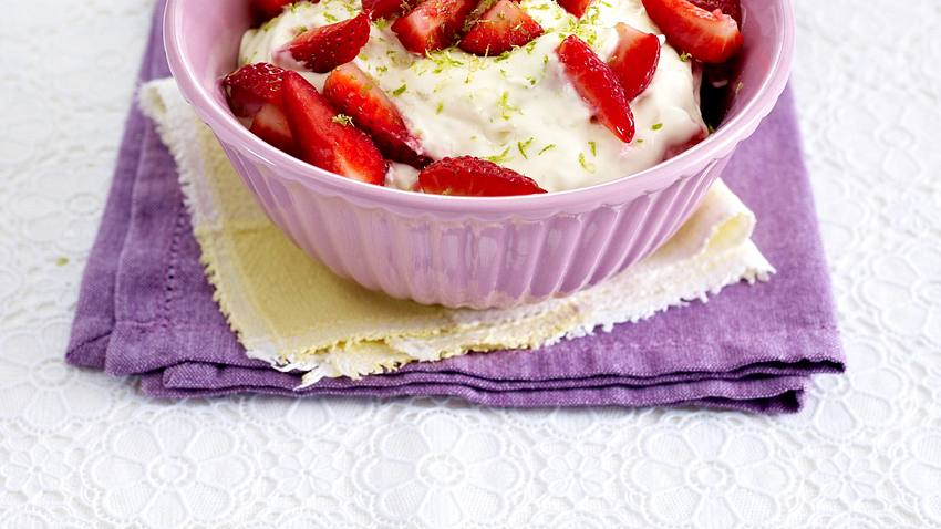 Joghurtcreme mit Baiser und Erdbeeren Rezept - Foto: House of Food / Bauer Food Experts KG