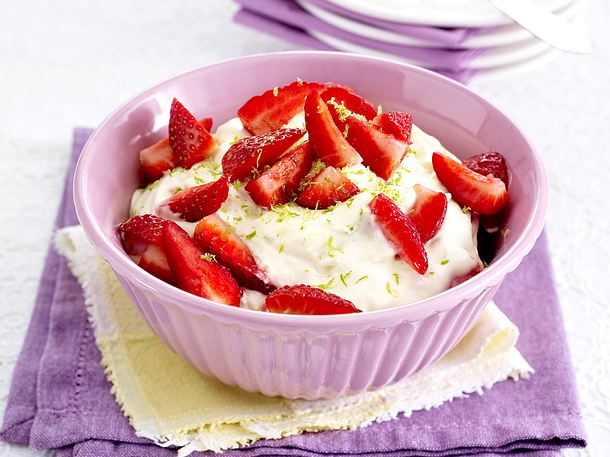 Joghurtcreme mit Baiser und Erdbeeren Rezept | LECKER