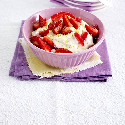 Joghurtcreme mit Baiser und Erdbeeren Rezept