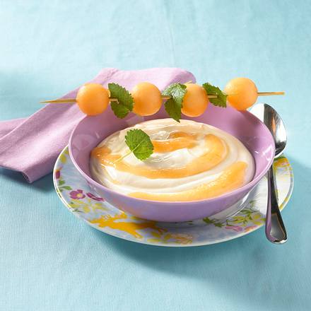 Joghurtcreme mit Melonenspieß Rezept
