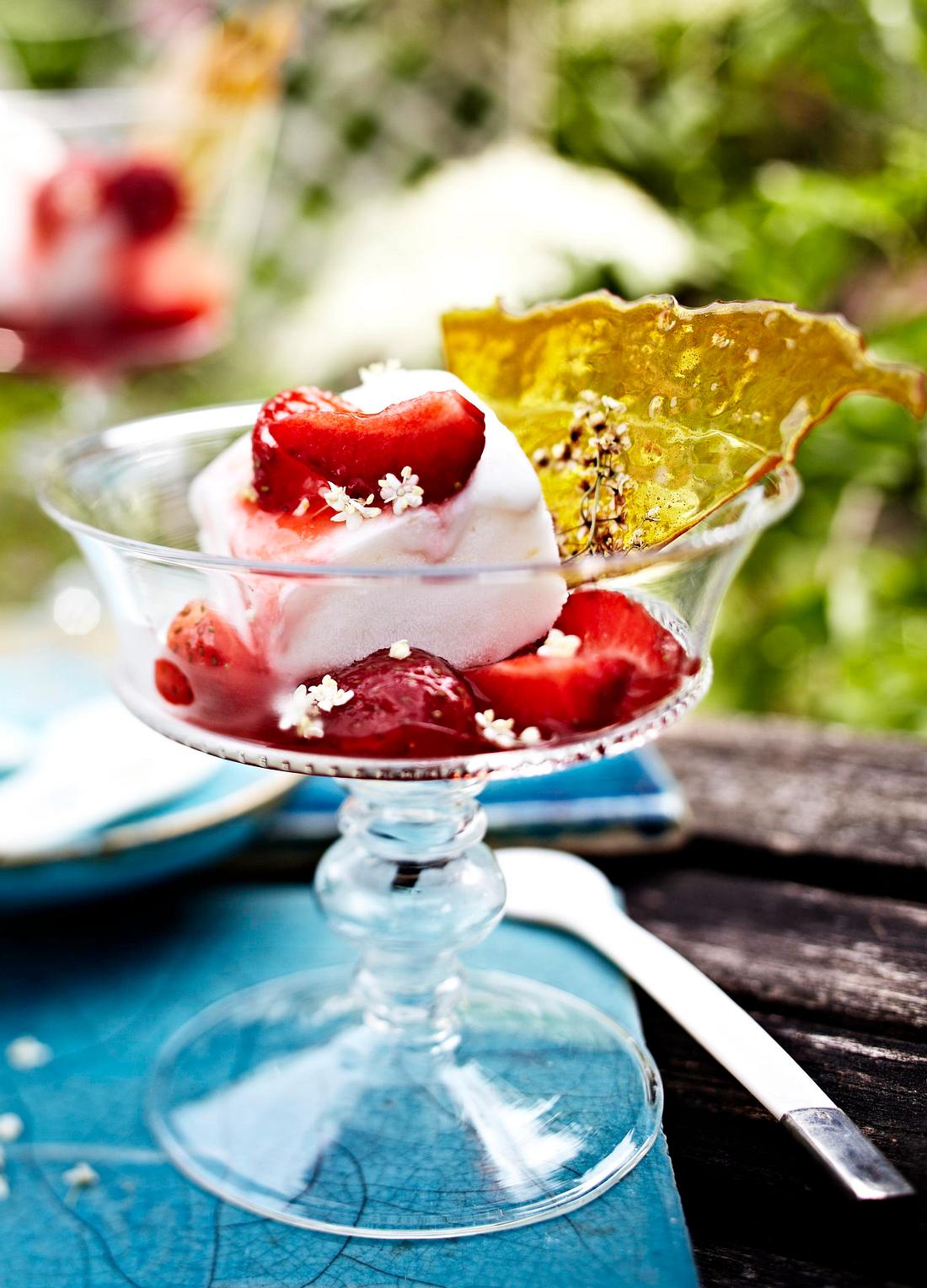 Joghurteis mit marinierten Erdbeeren & Holunderblütenkaramell Rezept
