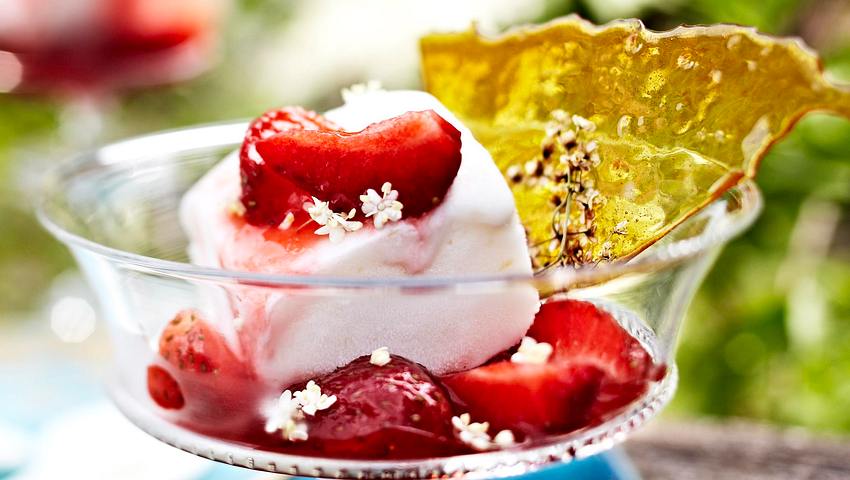 Joghurteis mit marinierten Erdbeeren & Holunderblütenkaramell Rezept - Foto: House of Food / Bauer Food Experts KG