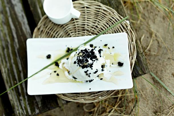 Joghurteis mit süßen Oliven Rezept