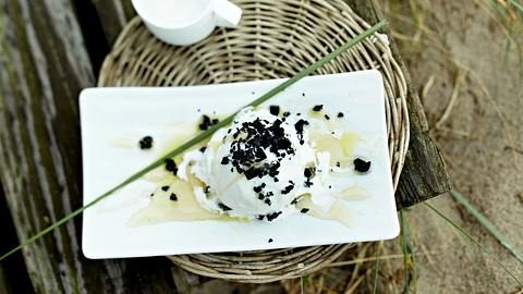 Joghurteis mit süßen Oliven Rezept - Foto: House of Food / Bauer Food Experts KG