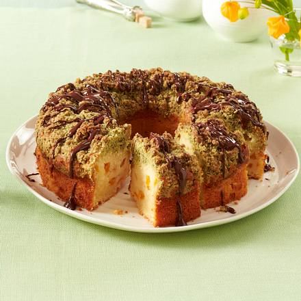 Joghurtkranz mit Aprikosen und Kürbiskern-Streuseln Rezept Joghurtkranz mit Aprikosen und Kürbiskern-Streuseln Rezept
