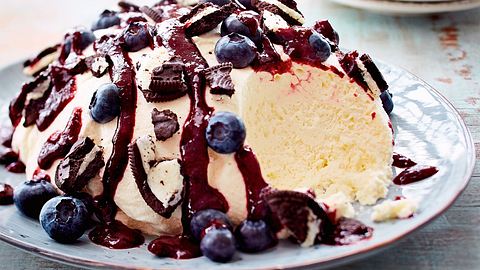 Joghurtmousse mit Heidelbeersoße und Oreos Rezept - Foto: House of Food / Bauer Food Experts KG