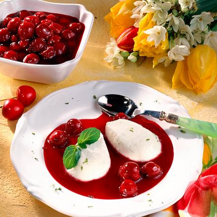 Joghurtnocken auf Kirschkompott Rezept Joghurtnocken auf Kirschkompott Rezept