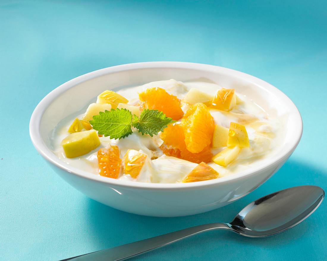 Joghurtspeise mit Orangenfilets und Apfelwürfeln Rezept | LECKER