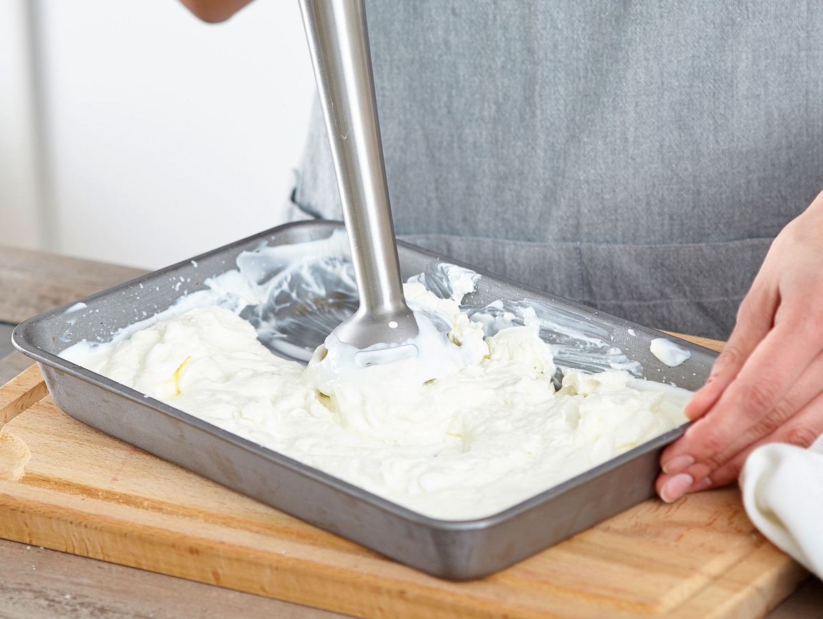 Joghurt-Eis mit einem Stabmixer cremig rühren