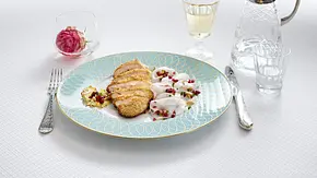 Johann Lafer: Curry-Backhendl auf süß-scharfem Rettichsalat Rezept - Foto: LECKER @ Bauer Media Group Johann Lafer: Curry-Backhendl auf süß-scharfem Rettichsalat Rezept - Foto: LECKER @ Bauer Media Group