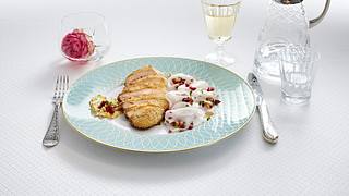 Johann Lafer: Curry-Backhendl auf süß-scharfem Rettichsalat Rezept - Foto: House of Food / Bauer Food Experts KG