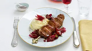 Johann Lafer: Filetspieß mit karamellisierten Zwetschgen und Pastinaken-Zimtblüten-Püree Rezept - Foto: LECKER @ Bauer Media Group Johann Lafer: Filetspieß mit karamellisierten Zwetschgen und Pastinaken-Zimtblüten-Püree Rezept - Foto: LECKER @ Bauer Media Group