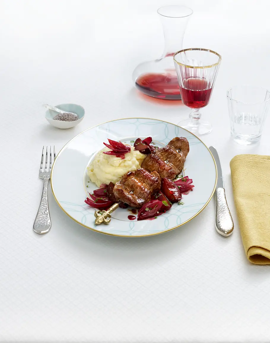 Johann Lafer: Filetspieß mit karamellisierten Zwetschgen und Pastinaken-Zimtblüten-Püree Rezept