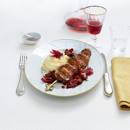 Johann Lafer: Filetspieß mit karamellisierten Zwetschgen und Pastinaken-Zimtblüten-Püree Rezept Johann Lafer: Filetspieß mit karamellisierten Zwetschgen und Pastinaken-Zimtblüten-Püree Rezept