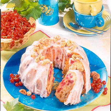 Johannisbeer-Amarettini-Gugelhupf mit Guss Rezept Johannisbeer-Amarettini-Gugelhupf mit Guss Rezept