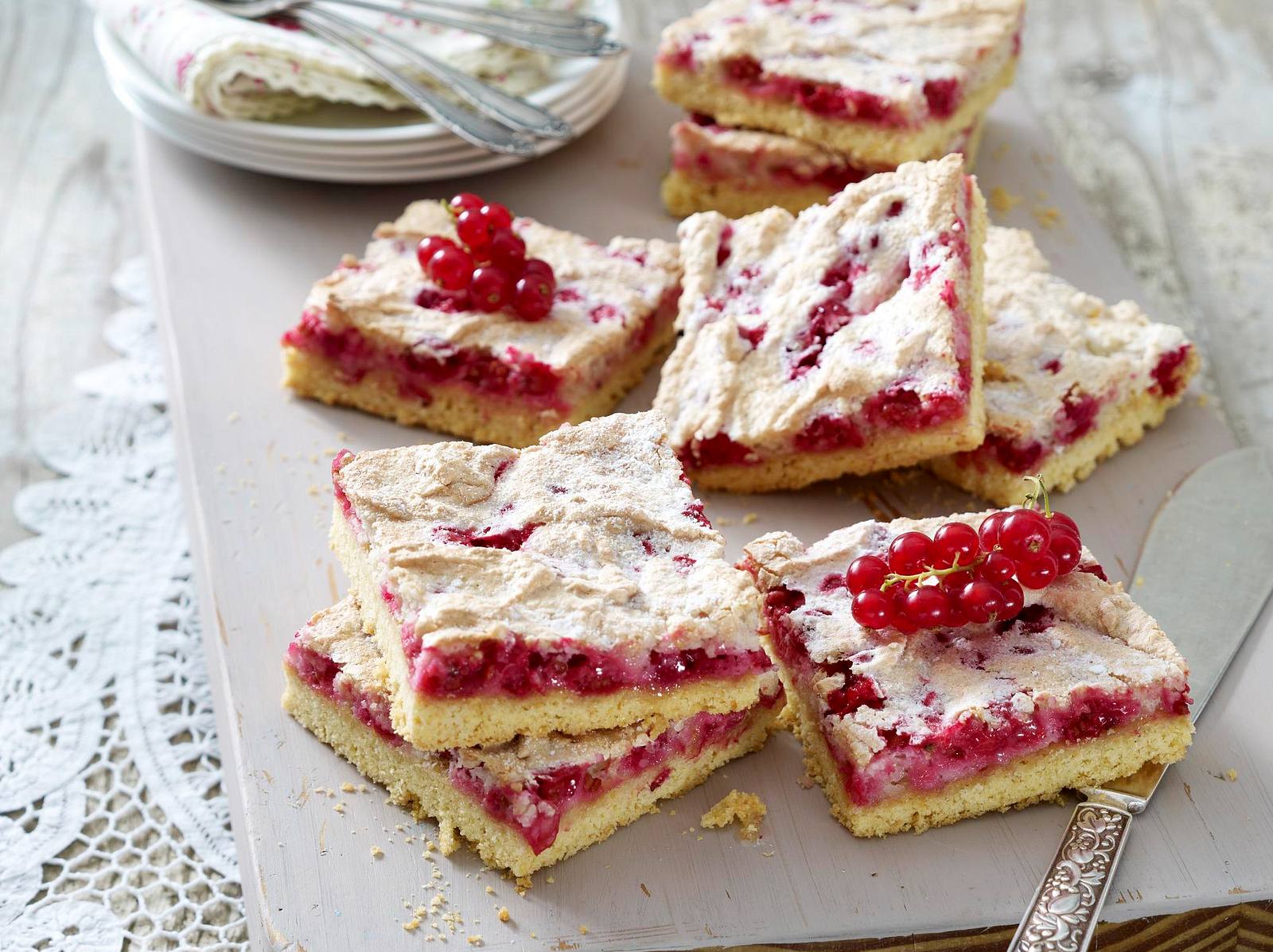 Johannisbeerkuchen mit Baiser vom Blech Rezept | LECKER