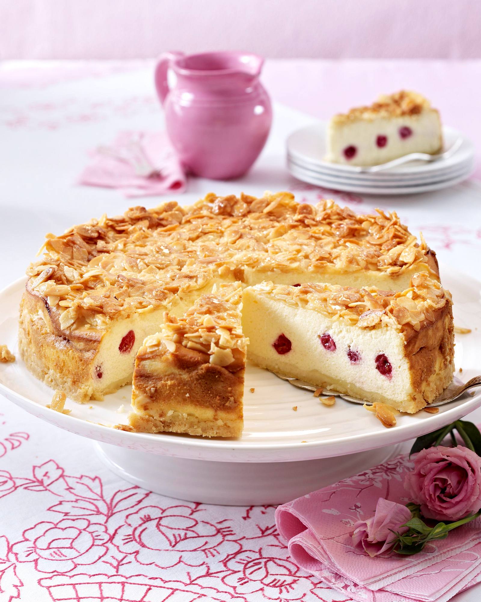 Johannisbeer-Bienenstich-Käsekuchen mit Streuselboden Rezept | LECKER
