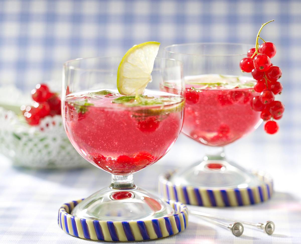 Johannisbeer-Bowle mit Limette und Melisse Rezept