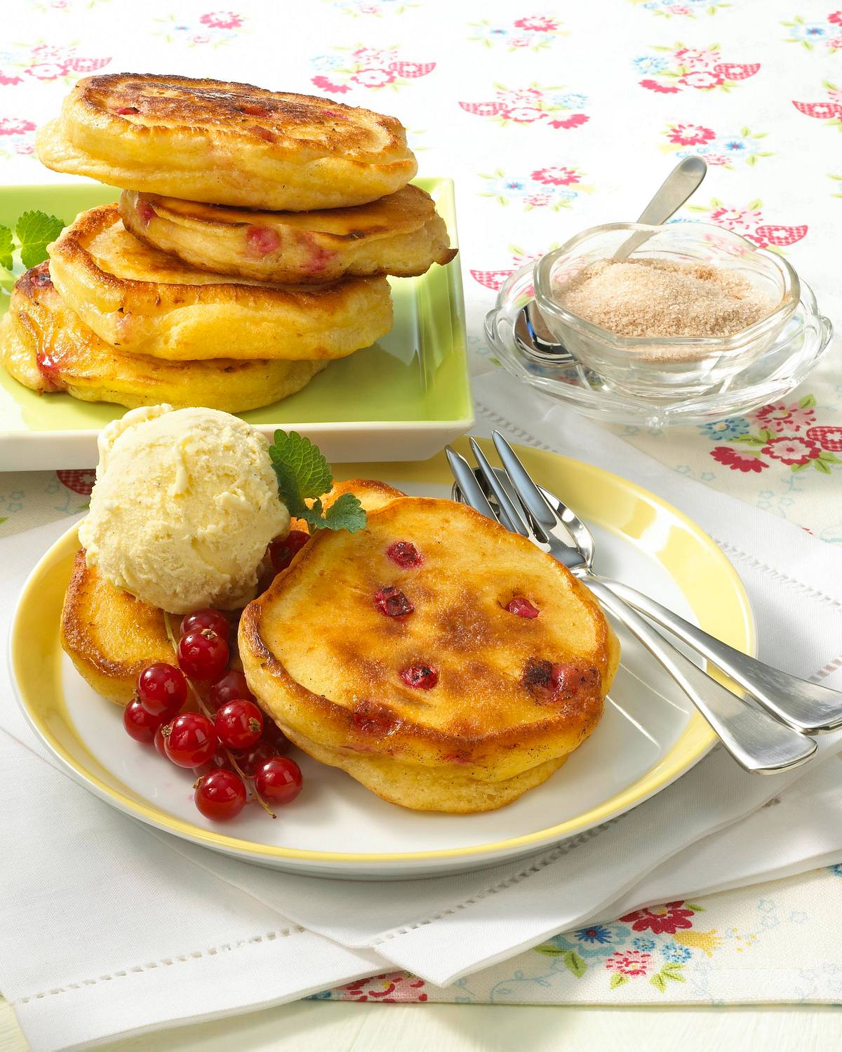 Johannisbeer-Buttermilch-Pfannkuchen Rezept | LECKER