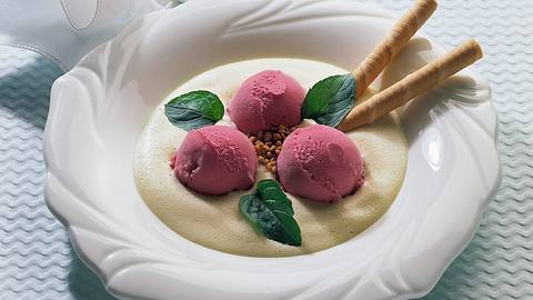 Johannisbeer-Eis mit Sekt-Creme Rezept - Foto: Klemme