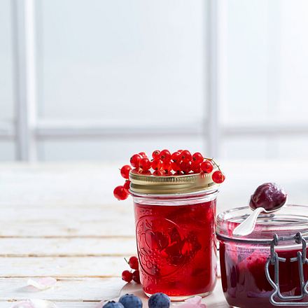 Johannisbeer-Gelee mit Rosenblüten und Blaubeer-Curd Rezept