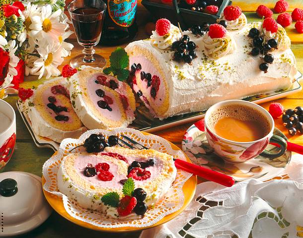 Johannisbeer-Himbeer-Biskuitrolle Rezept