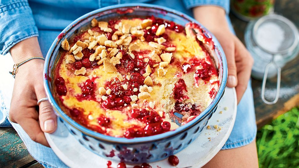 Gebackenes Johannisbeer-Käsekuchen-Dessert in einer Auflaufform. - Foto: House of Food / Bauer Food Experts KG