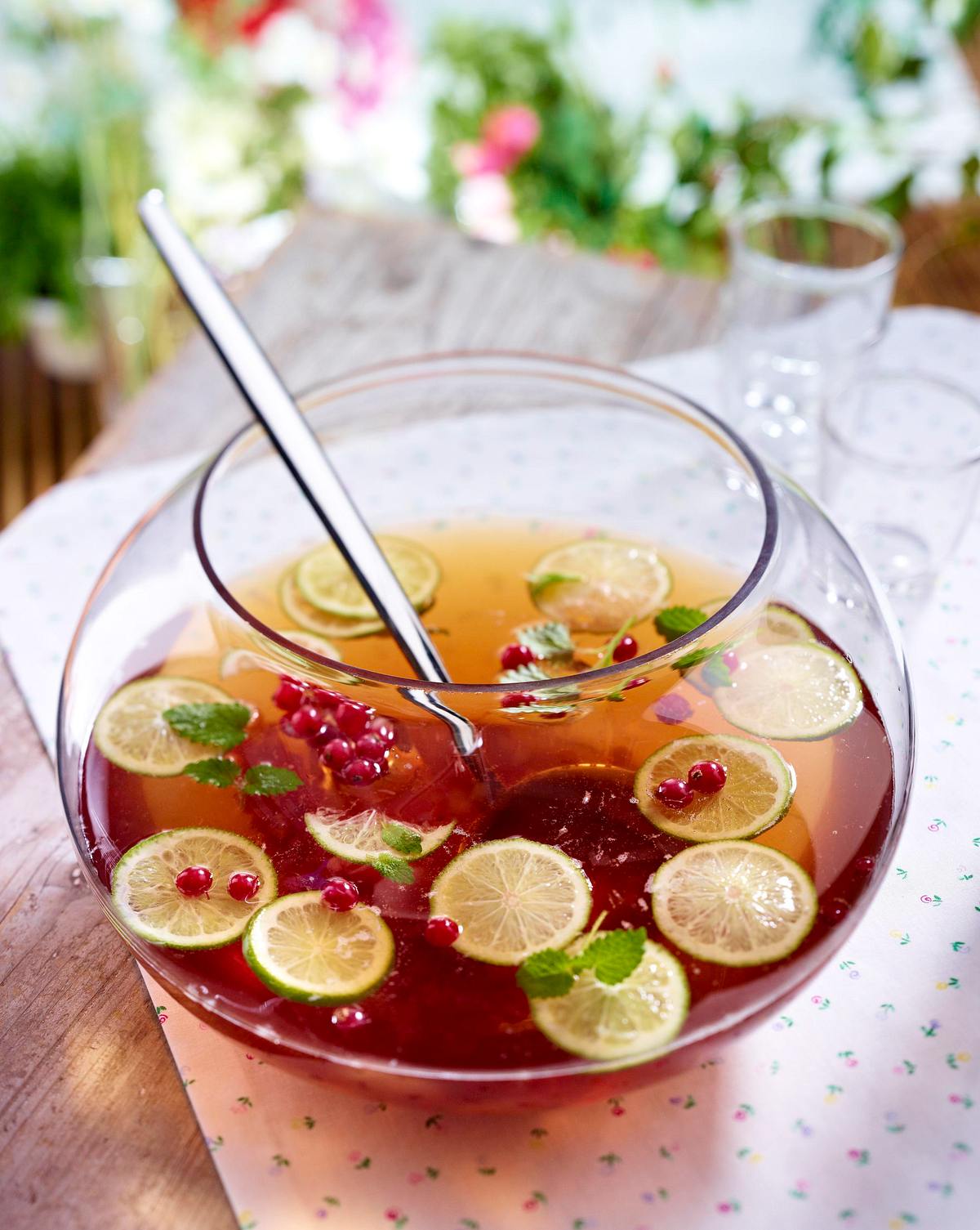 Johannisbeer-Limetten-Bowle mit Minze Rezept