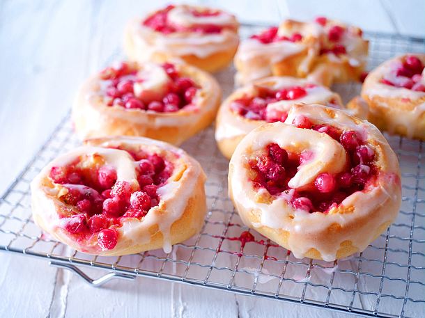 Johannisbeer-Marzipan-Schnecken mit Zuckerguss Rezept