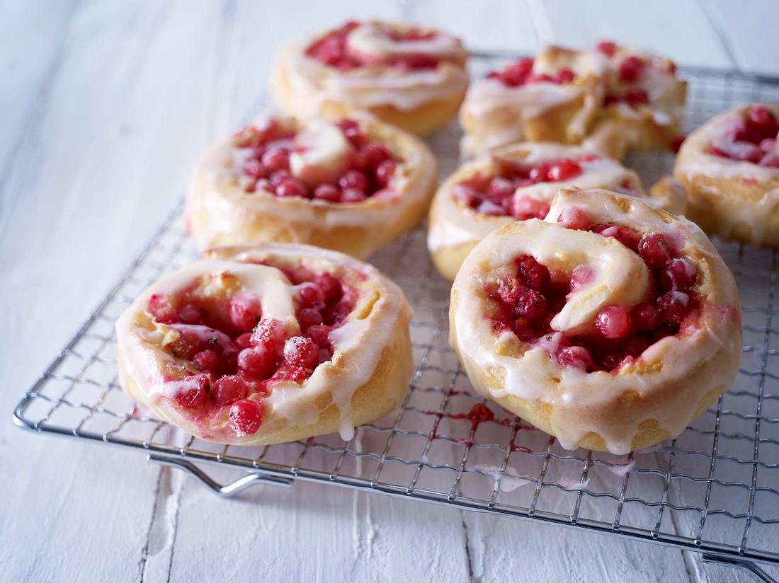 Johannisbeer-Marzipan-Schnecken mit Zuckerguss Rezept | LECKER