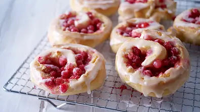 Johannisbeer-Marzipan-Schnecken mit Zuckerguss Rezept - Foto: LECKER @ Bauer Media Group
