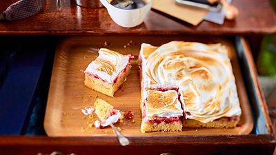 Johannisbeer-Muffin-Abkommen unter Baiserverschluss Rezept - Foto: House of Food / Bauer Food Experts KG